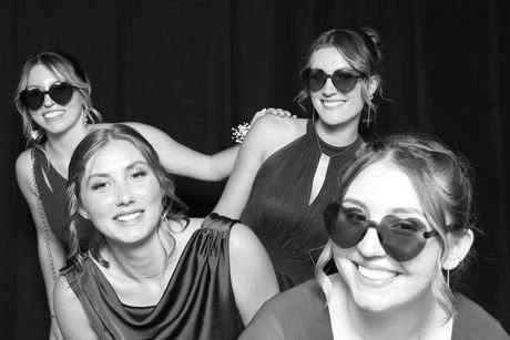 Le même type de photo en noir et blanc : quatre invitées en lunettes noires.